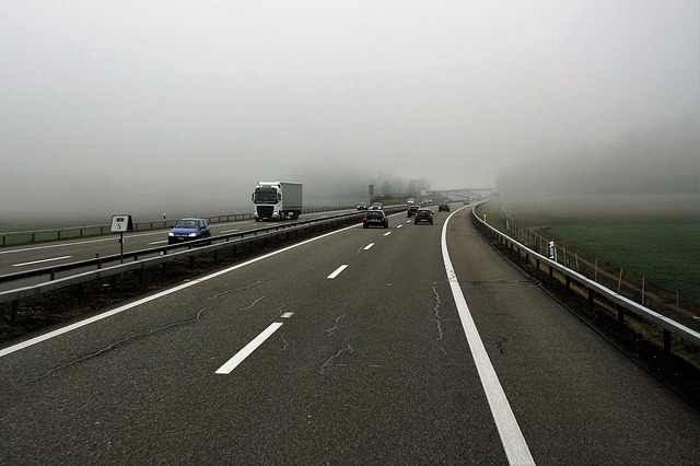 mlha nad dálnicí