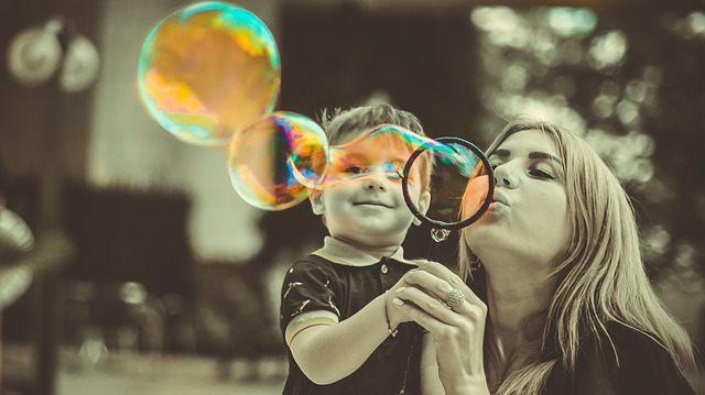 syn a matka s bublinami