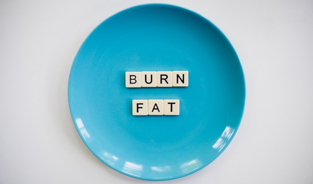 burn fat – nápis na modrém talíři