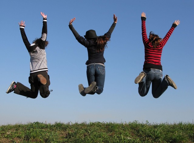 tři skákající dívky